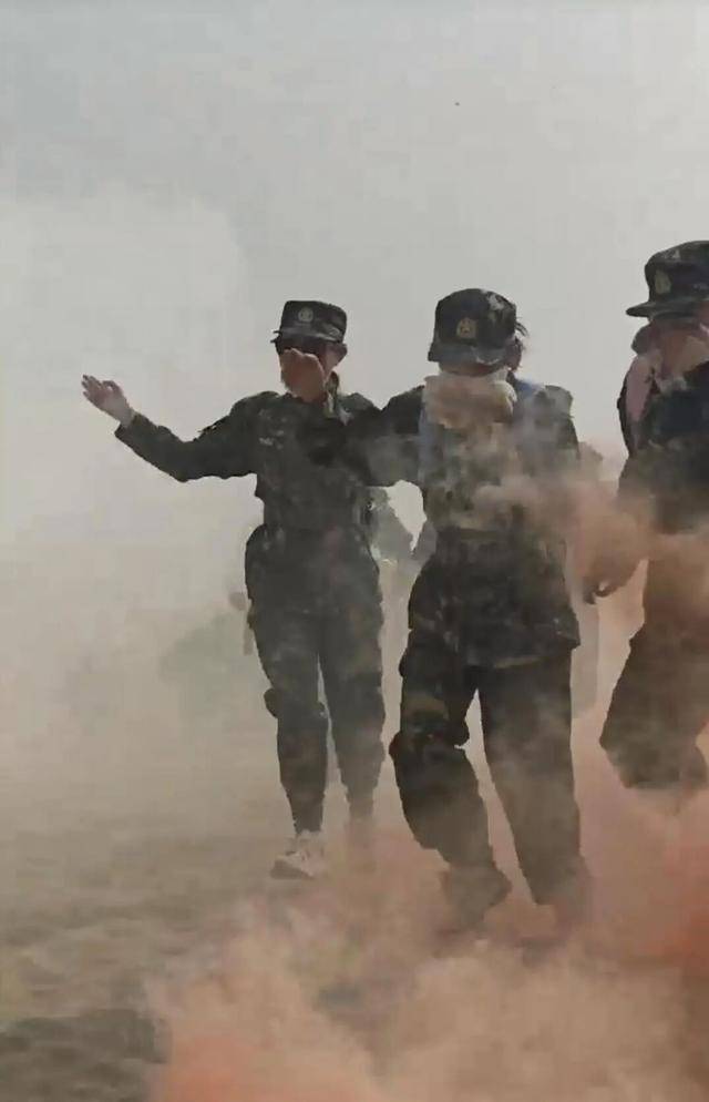 塔里木大学军训真硬核！8400余名新生分批穿越沙漠，匍匐前进、沙漠拉烟，堪比“沙场点兵”大片