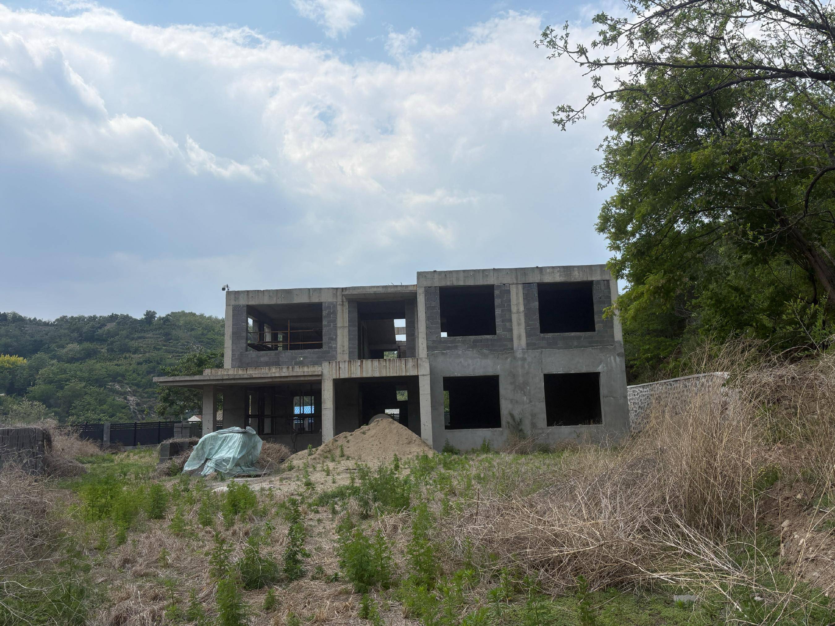 大连一宅基地翻建缘何成违建，六年诉讼未了