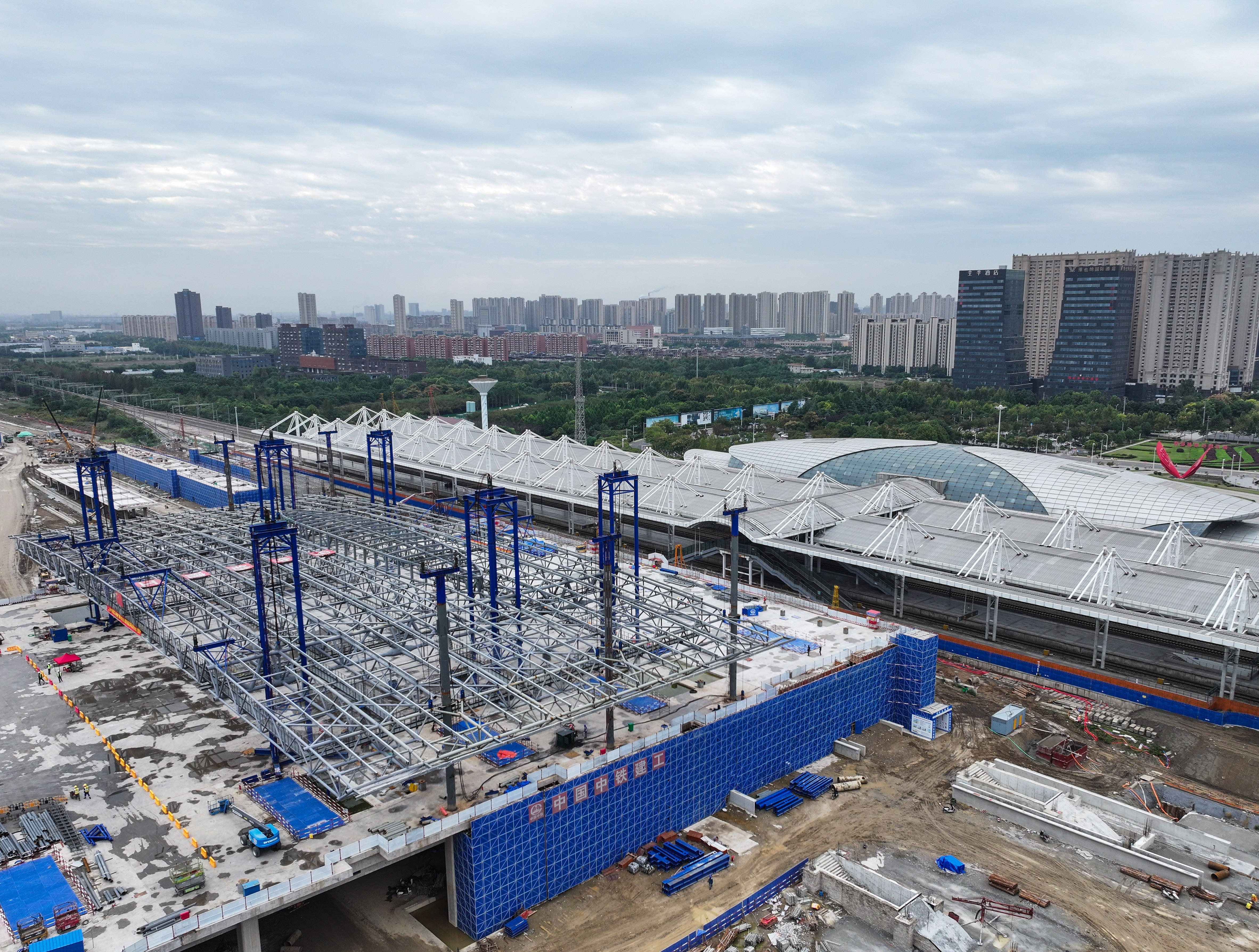 新建上海至南京至合肥高铁南通站高架站房钢结构顺利提升