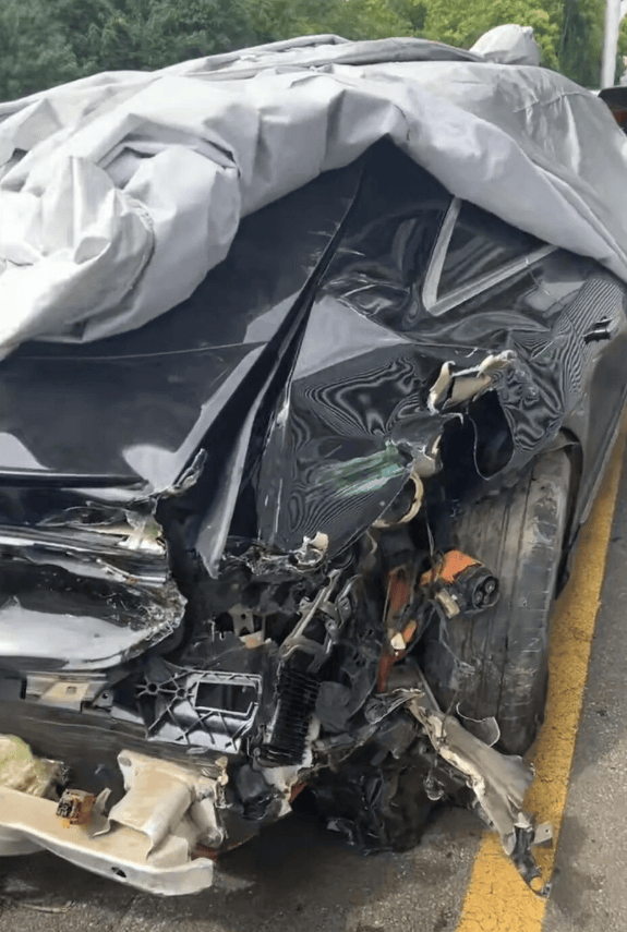 女高管花67万买的奔驰今年投保52万，被严重追尾后几乎报废，对方全责其保司却只赔24万：按二手车市场价评估