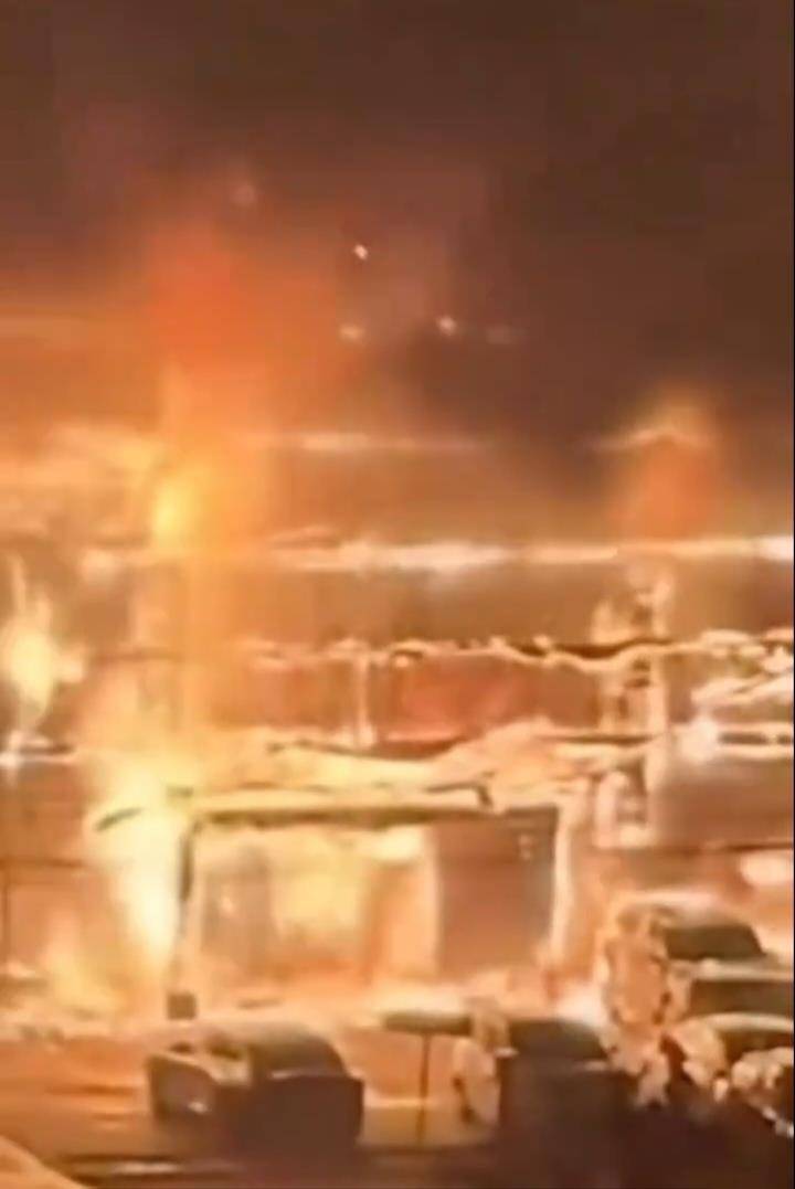 阜阳一4S店凌晨燃起熊熊大火,店方人士:展厅的车都被烧了,原因尚不清楚