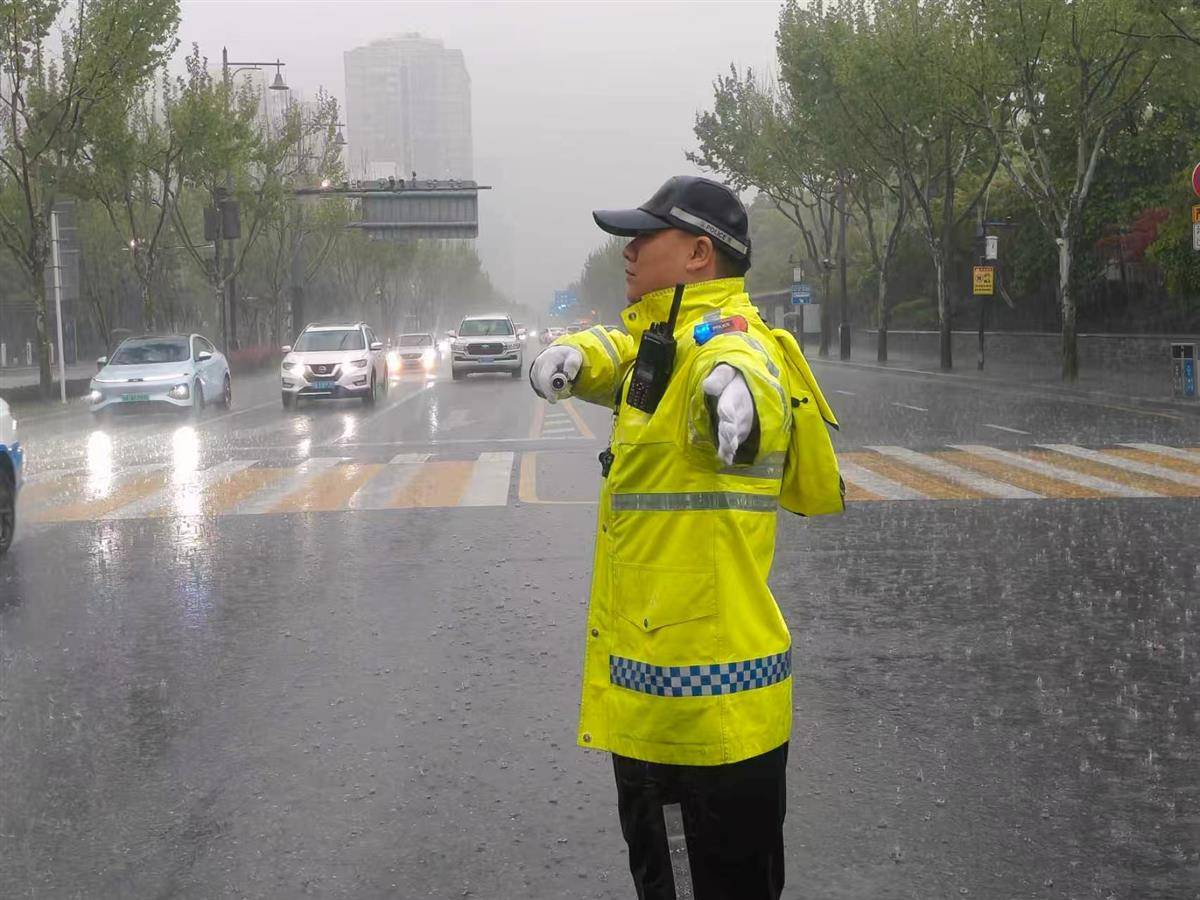武汉交警提示：明早请提前半小时出门！