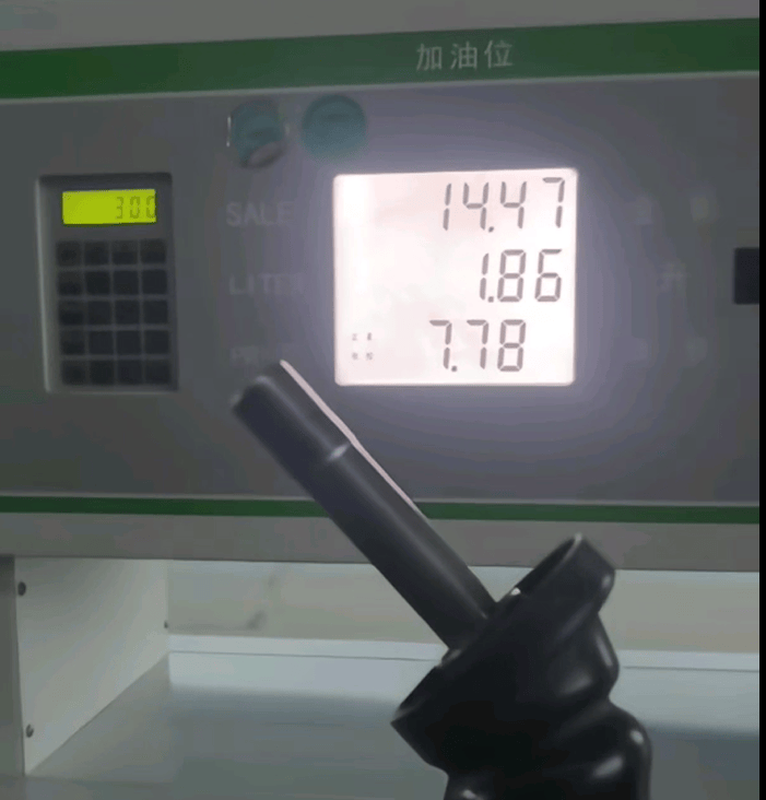 内蒙古一加油站被曝“油枪未插车、数值自动跳动”，当地市监部门：已连夜封存涉事设备并送检电子主板，涉事加油站已停业，公安机关已介入