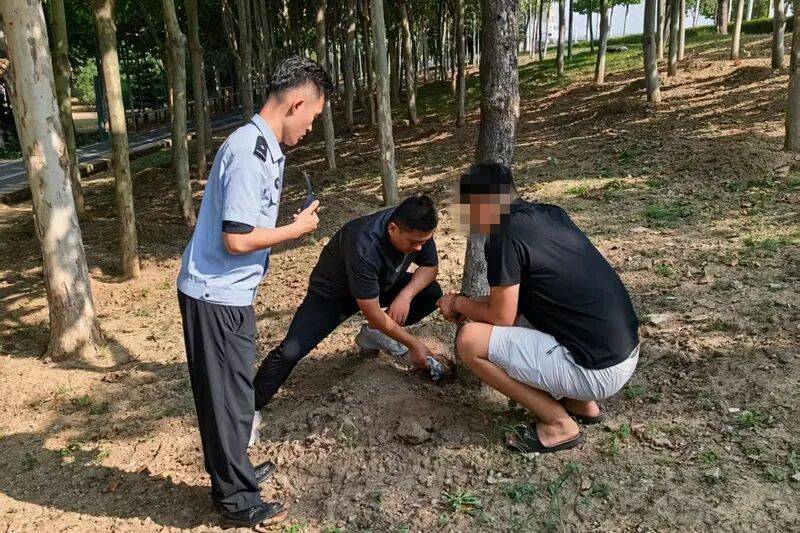 男子留宿4个同事忍不住炫耀2万元，深夜发现钱不见了！警方查明