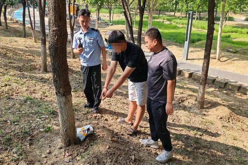 男子留宿4个同事忍不住炫耀2万元，深夜发现钱不见了！警方查明