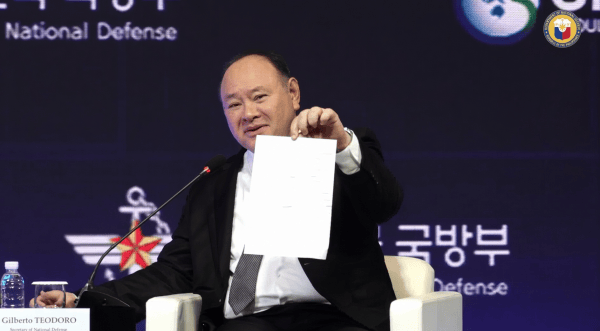 作秀!菲防长在首尔借一张纸条大做文章,当众挑衅中国