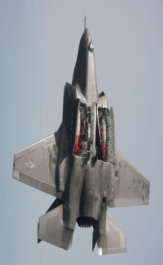 歼-20、F-22“黯然失色”？苏-57S打开弹舱惊现4枚X-69M，歼-20为何带不了空面导弹？