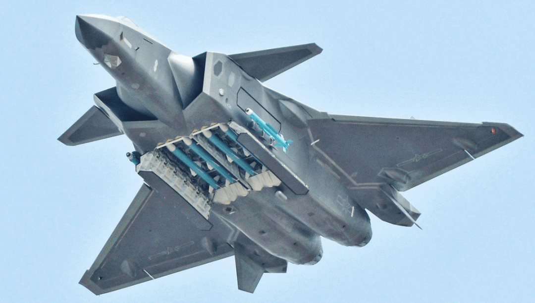 歼-20、F-22“黯然失色”？苏-57S打开弹舱惊现4枚X-69M，歼-20为何带不了空面导弹？