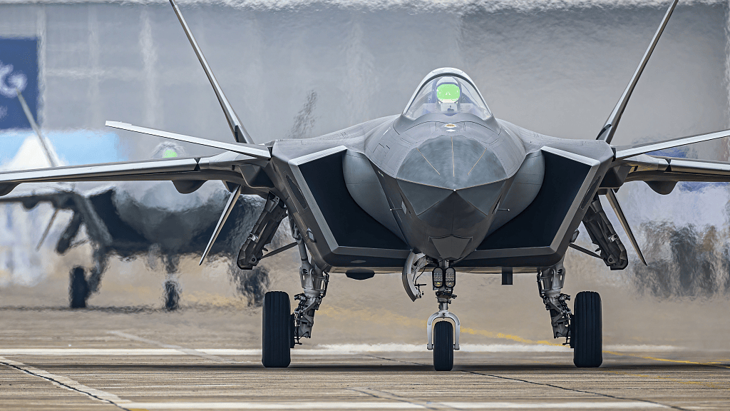歼-20、F-22“黯然失色”？苏-57S打开弹舱惊现4枚X-69M，歼-20为何带不了空面导弹？