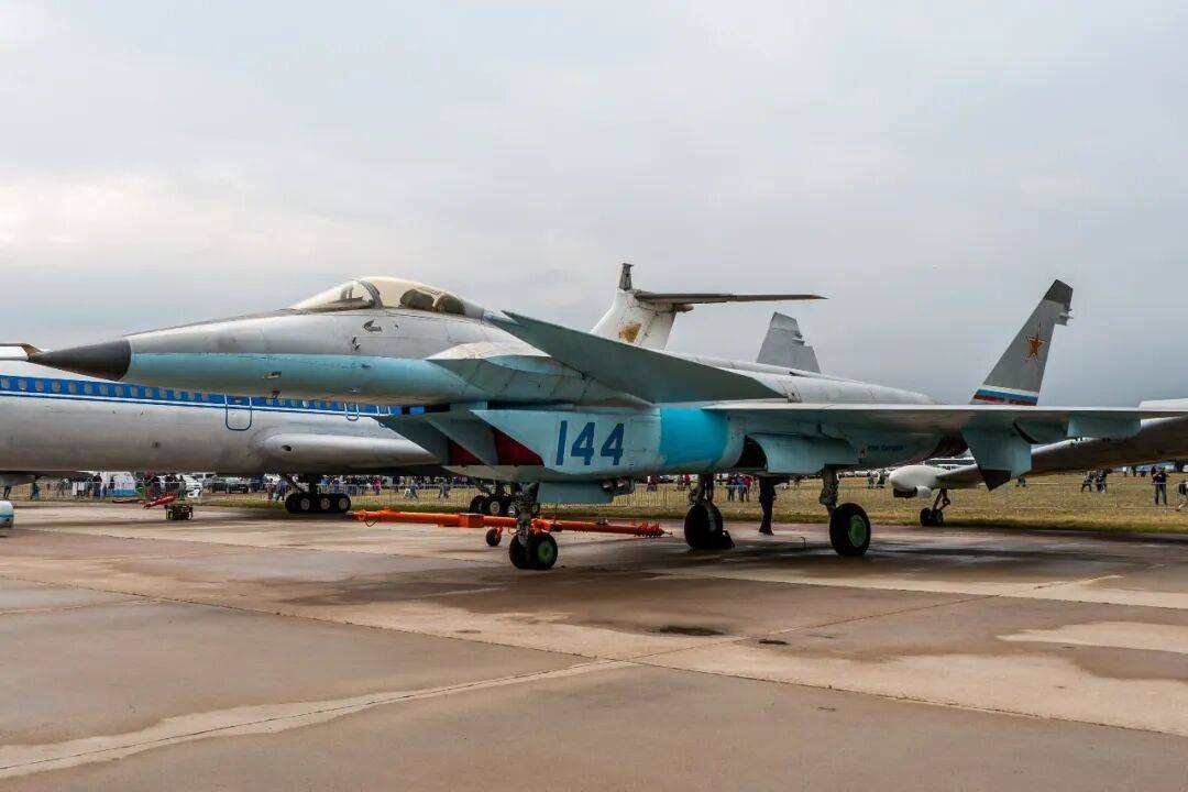 歼-20、F-22“黯然失色”？苏-57S打开弹舱惊现4枚X-69M，歼-20为何带不了空面导弹？