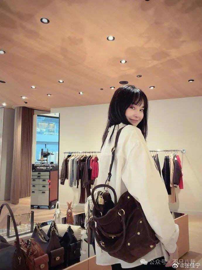 她好像真的未婚先孕了？全网都在猜孩子生父是谁