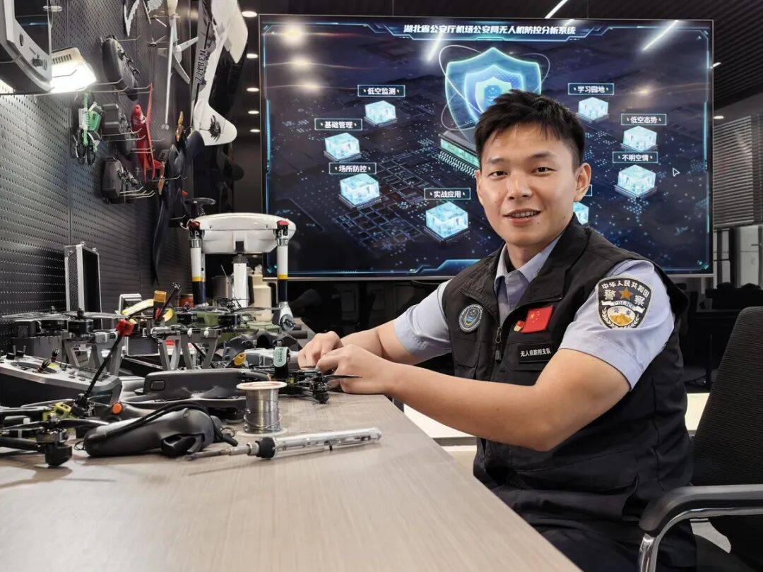 一对来武汉旅游的夫妻准备用无人机航拍机场周边风景，设备刚开机就被发现，警方披露