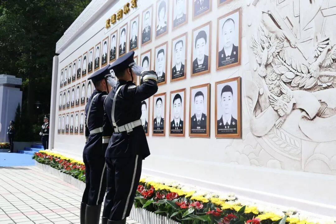深圳市委、市政府决定：25岁民警吴龙，追记二等功！他为保护群众，与持刀歹徒搏斗牺牲；一市民听闻后痛哭，“这么好的一个人”