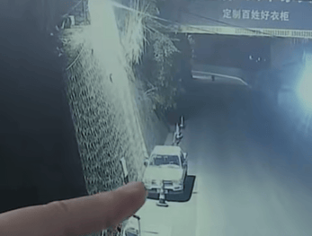贵州一老人银行卡丢失，监控拍到一长裙“女子”深夜ATM机取走40余万元；民警识破其为男扮女装，均在11点到凌晨1点间同一银行取现，已刑拘