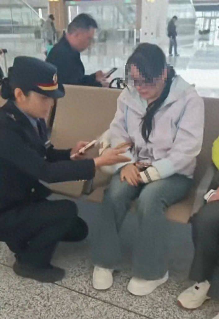 女孩因母亲突然离世崩溃大哭，车站工作人员全程蹲在身边安抚情绪、协助订票